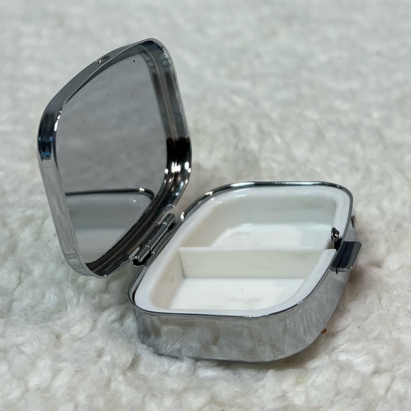 Kikkerland “Flamingo” Pill Case + Mirror - Picture 3 of 5